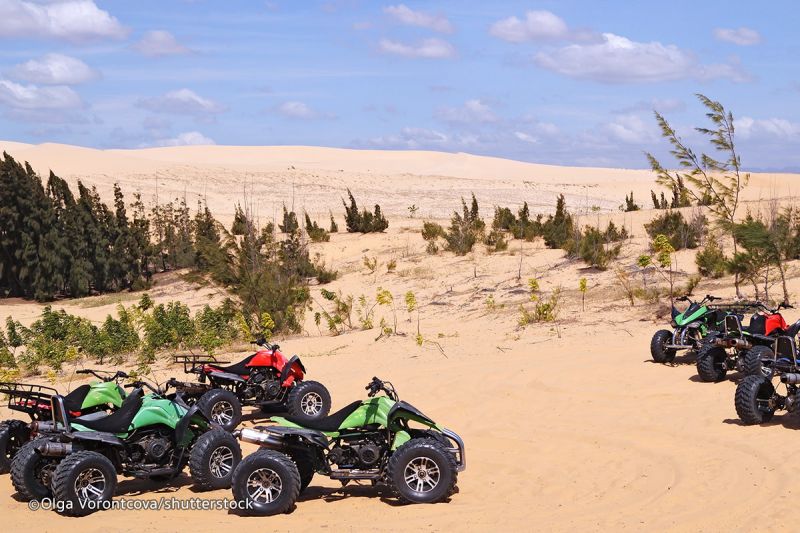 Thuê xe moto trên đồi cát1
